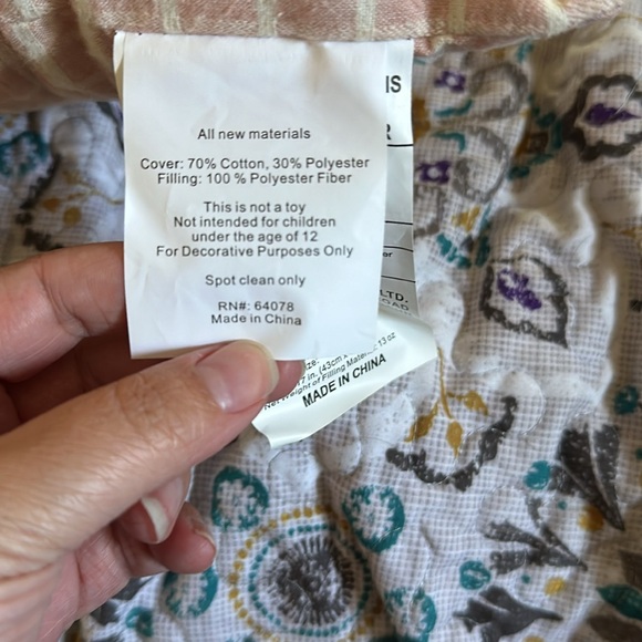 Hoppy Easter pillow - Picture 3 of 3